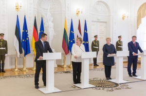 Кучинскис выразил Меркель недовольство сокращением «евроденег»