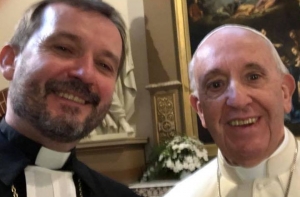 Много лайков: архиепископ Янис Ванагс выложил селфи с папой римским