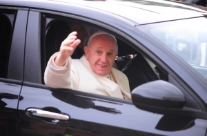 «Вы сумели обратить боль в песню»: папа пообещал молиться за Латвию