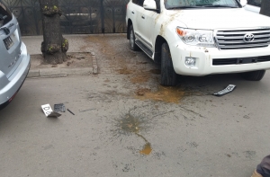 Машины российских дипломатов в Киеве облили нечистотами