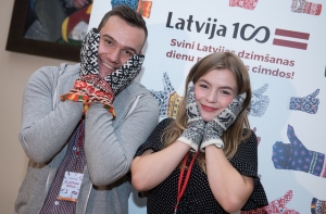 Встретим столетие в тепле! Латвийцев призывают участвовать в акции Cimdotā Latvija