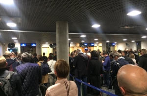 Латвия удивляет гостеприимством! Посол возмущен очередями в аэропорту «Рига»