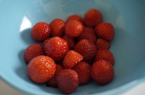 В австралийских магазинах обнаружили клубнику с иголками внутри