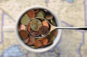 Жителям швейцарской деревни будут раздавать по 2 тысячи евро в месяц