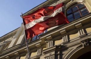 За кощунство над флагом Латвии станут привлекать к ответственности