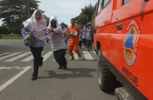 У берегов Индонезии объявлена угроза цунами