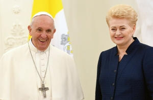 Начался исторический визит папы римского в страны Балтии