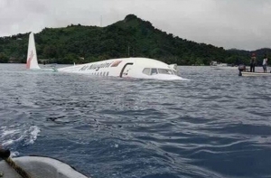 Пассажирский самолет cкатился в море при посадке на острове