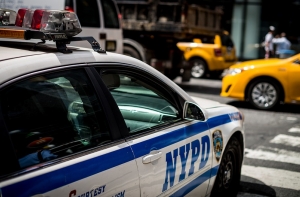 В Брюсселе неизвестный напал с ножом на полицейского