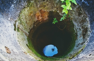 В Латгале двое мужчин погибли во время рытья колодца