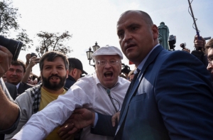 Жириновский на митинге в Москве подрался со сторонником Навального