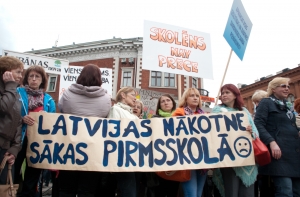 Повышение зарплат учителей снова отложили: профсоюз грозится пикетами