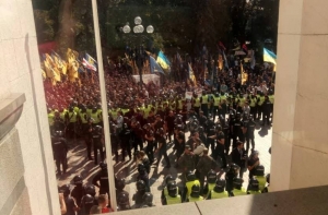 У здания Рады произошли столкновения между силовиками и митингующими