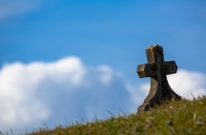 На рижском кладбище ограбили пенсионерку