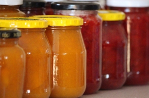 В Курземе пенсионерка упала в котел с горячим вареньем