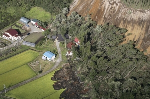 Десятки человек числятся пропавшими без вести в результате землетрясения в Японии