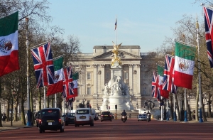 Лакею-гею Елизаветы II пришлось уволиться из-за своей популярности