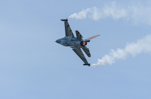 В США при посадке развалился реактивный самолет, пилоты погибли