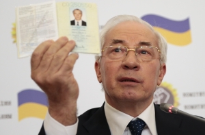 Экс-премьер Украины назвал Яценюка и Кличко клоунами