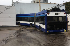 Maxima в Кенгарагсе закрыта после аварии с троллейбусом