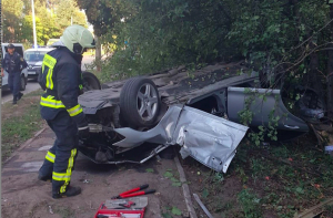 Рига: Mercedes после погони врезался в полицейских и перевернулся