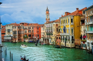 Власти Венеции запретят туристам сидеть на ступеньках перед церквями