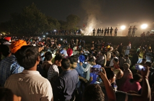 В Индии поезд врезался в толпу празднующих: десятки погибших