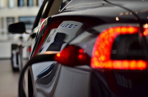 Илон Маск на три года отстранен от руководства Tesla