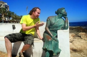 Прикольные фотографии с памятниками (28 фото)