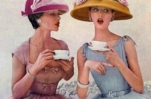 Сумка на коленях, помада на бокале и другие правила этикета, которые нарушают почти все