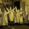 В Северной Ирландии люди в костюмах Ку-клукс-клана пугали местных мусульман