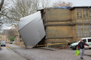 В Лиепае ветром сдуло крышу с жилого дома