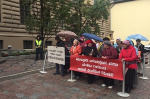 100 человек у Сейма потребовали освободить обвиненного в насилии священника