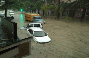 Наводнение в России: двое погибли, эвакуированы сотни людей, по улицам плавают киоски