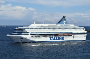 Эстонский паром с пассажирами на борту потерял управление