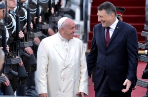 Потратились, но без отдачи: латвийцы меньше соседей следили за визитом папы