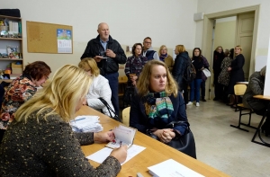 Очереди на участках: граждане досрочно выбирают Сейм