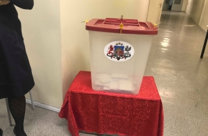 За первый час выборов проголосовали почти 20 тысяч латвийцев