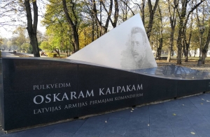 «Они идиоты?»: люди возмущены скейтбордистами у памятника Калпаксу