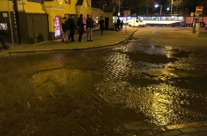 В Старой Риге прорвало водопровод: затоплена улица Торня