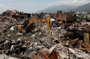 Число погибших при землетрясении в Индонезии продолжает расти