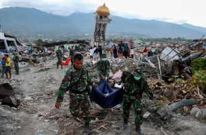 В Индонезии под завалами погребены 152 тысячи человек