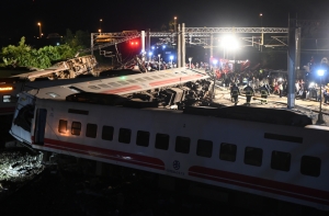 На Тайване поезд сошел с рельс: 17 человек погибли, более 100 пострадали