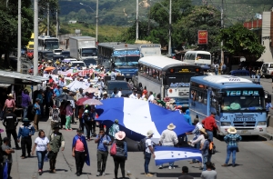 Идущему в США каравану мигрантов предложили остаться в Мексике