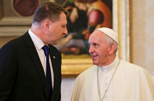 Обошла соседок: Латвия больше всех потратила на однодневный визит папы римского