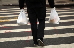 Европарламент поддержал запрет на ватные палочки и одноразовую посуду