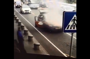 В Рижском аэропорту загорелось такси: водитель сбежал