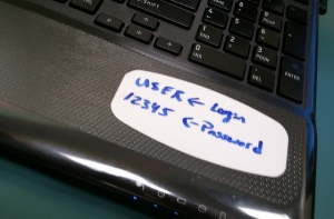 Беспечные люди: латвийцы записывают пароли на бумажках и делятся с друзьями