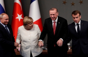 Не должна жать руку: Меркель осудили за дружелюбное отношение к Путину