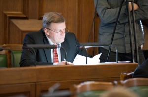 Клаужс оспорил результаты выборов в суде